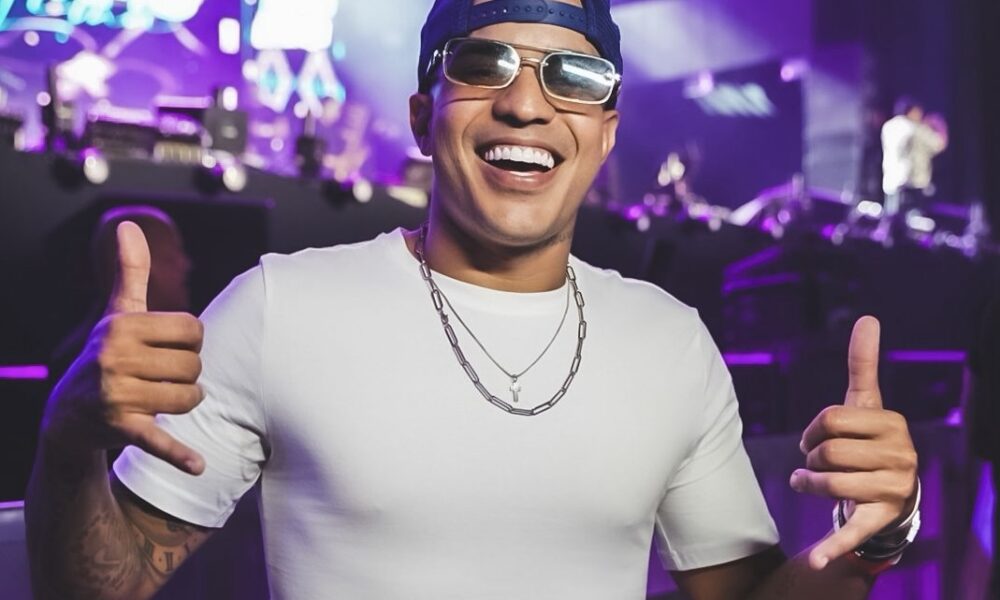 Artistas e influenciadores prestigiam edição histórica do Baile da Santinha